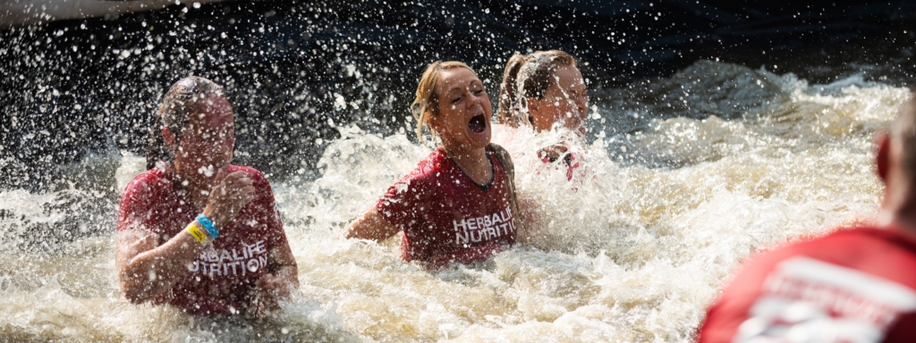 mensen die in het water springen