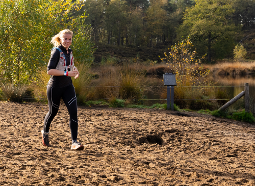 een vrouw die rent tijdens de trail run van strong viking