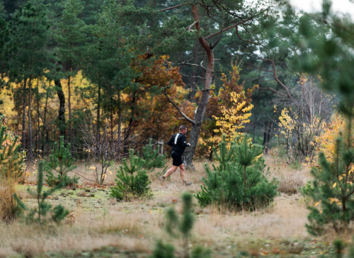 een man die door het bos rent tijdens de trail run van strong viking