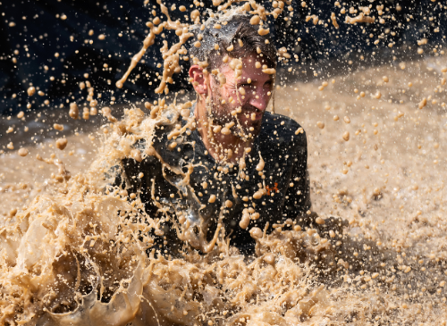 een man met spetterend water