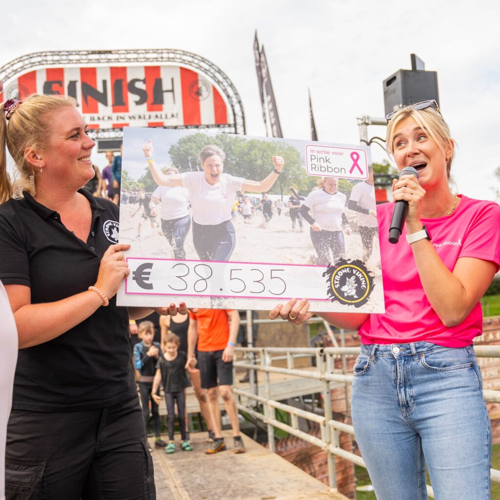 Overhandiging van de cheque voor pink ribbon met een bedrag van €38535