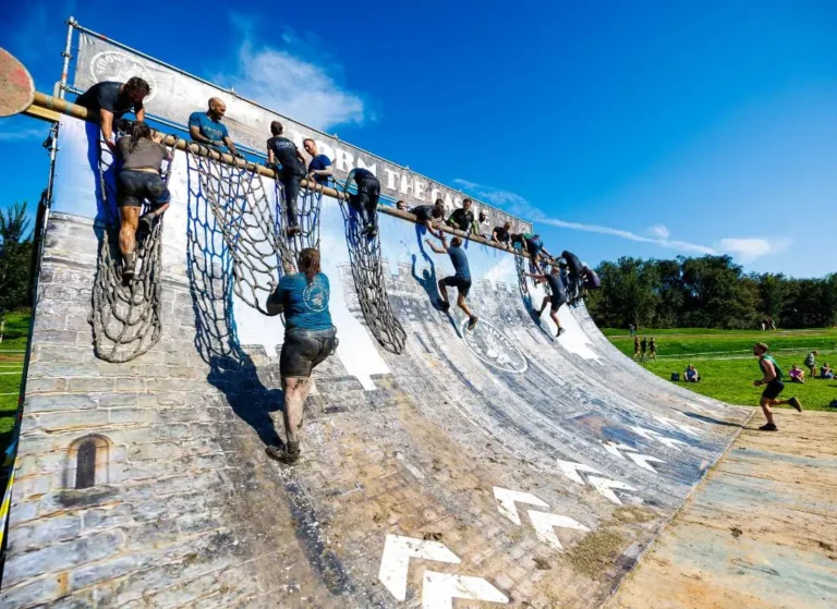 mensen die een half pipe storm the castle opklimmen tijdens de strong viking obstacle run