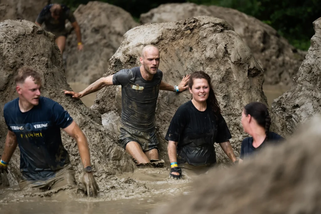 mensen klimmen door de modder obstacle run lichtenvoorde