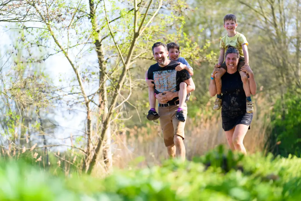 sporten met kinderen tijdens strong viking family run