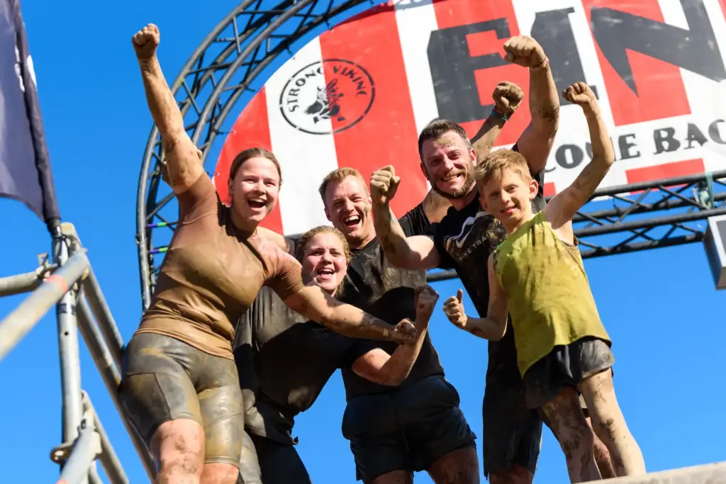 volwassenen met kinderen staan bij de finish van strong viking