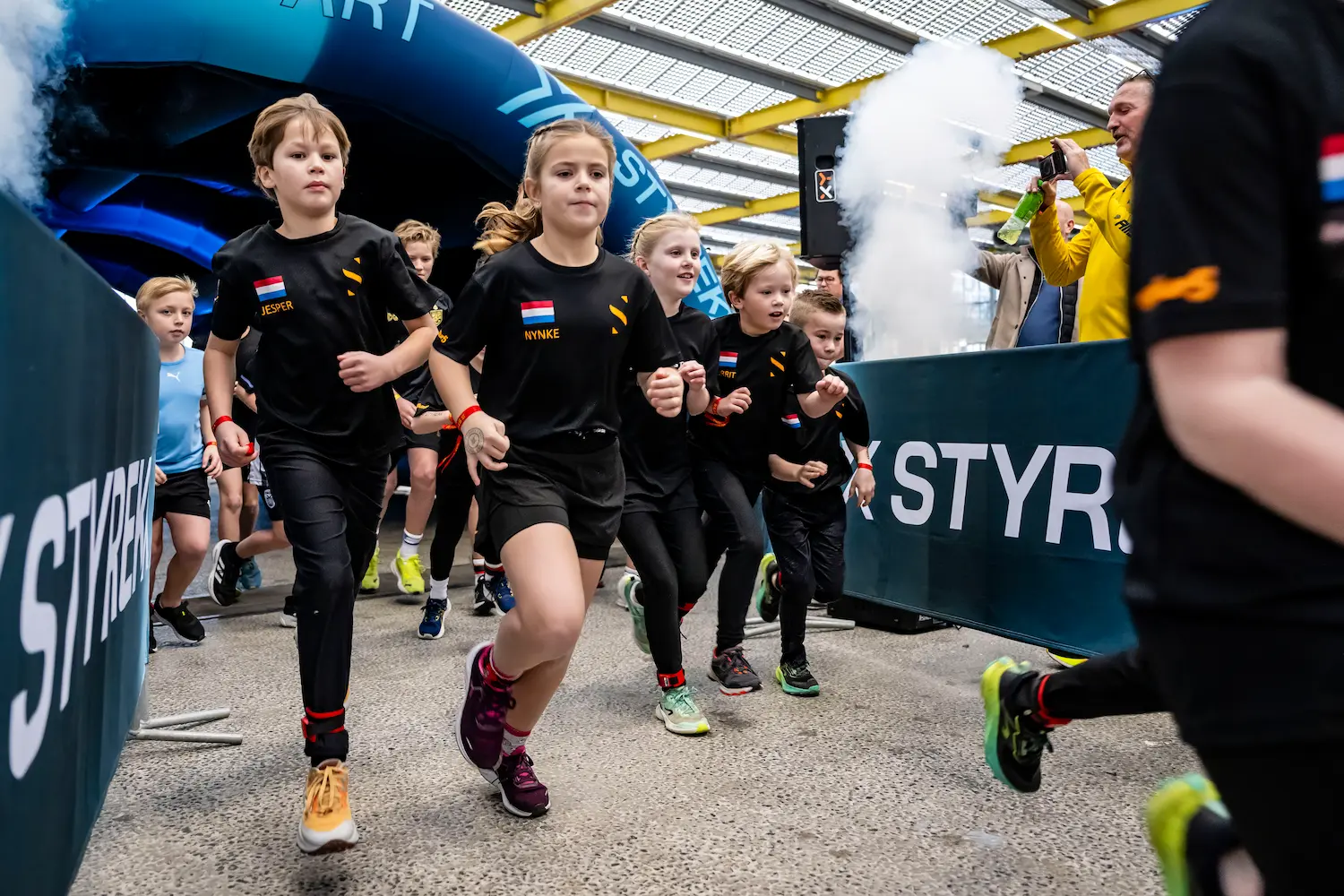 Kindjes die bij de start van STYREKX wegrennen