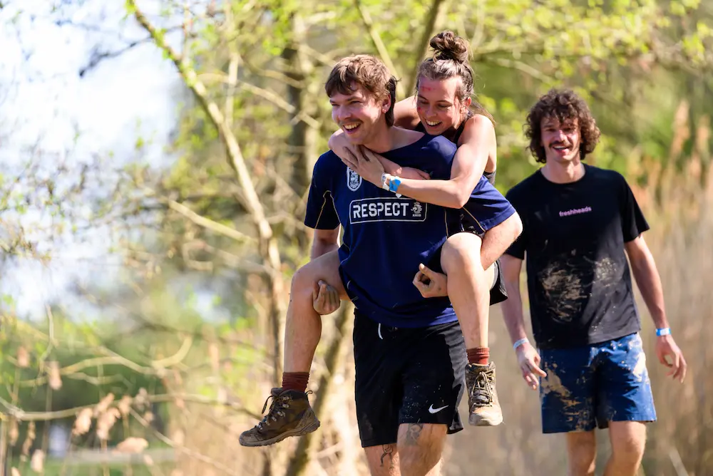 jongen tilt vrouw op rug