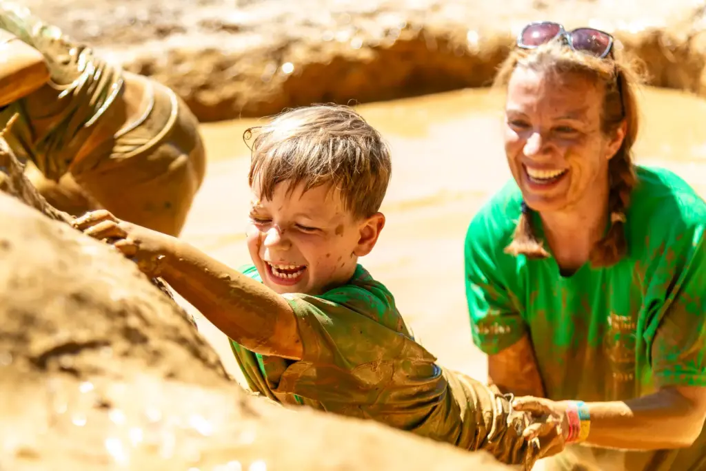 kindje met moeder in de mud trenches tijdens de viking family run