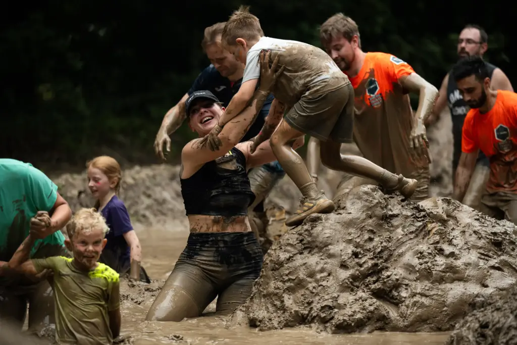 kindje met moeder in de mud trenches tijdens de viking family run