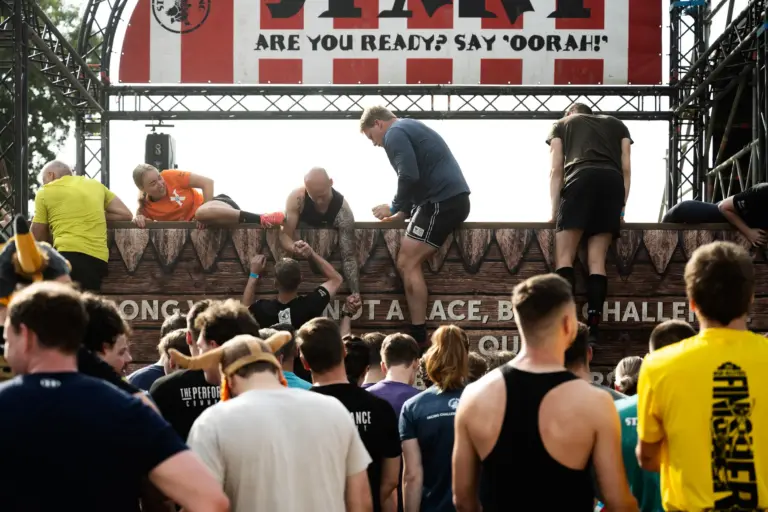 mensen klimmen over de strong viking walhalla walls, het eerste onderdeel
