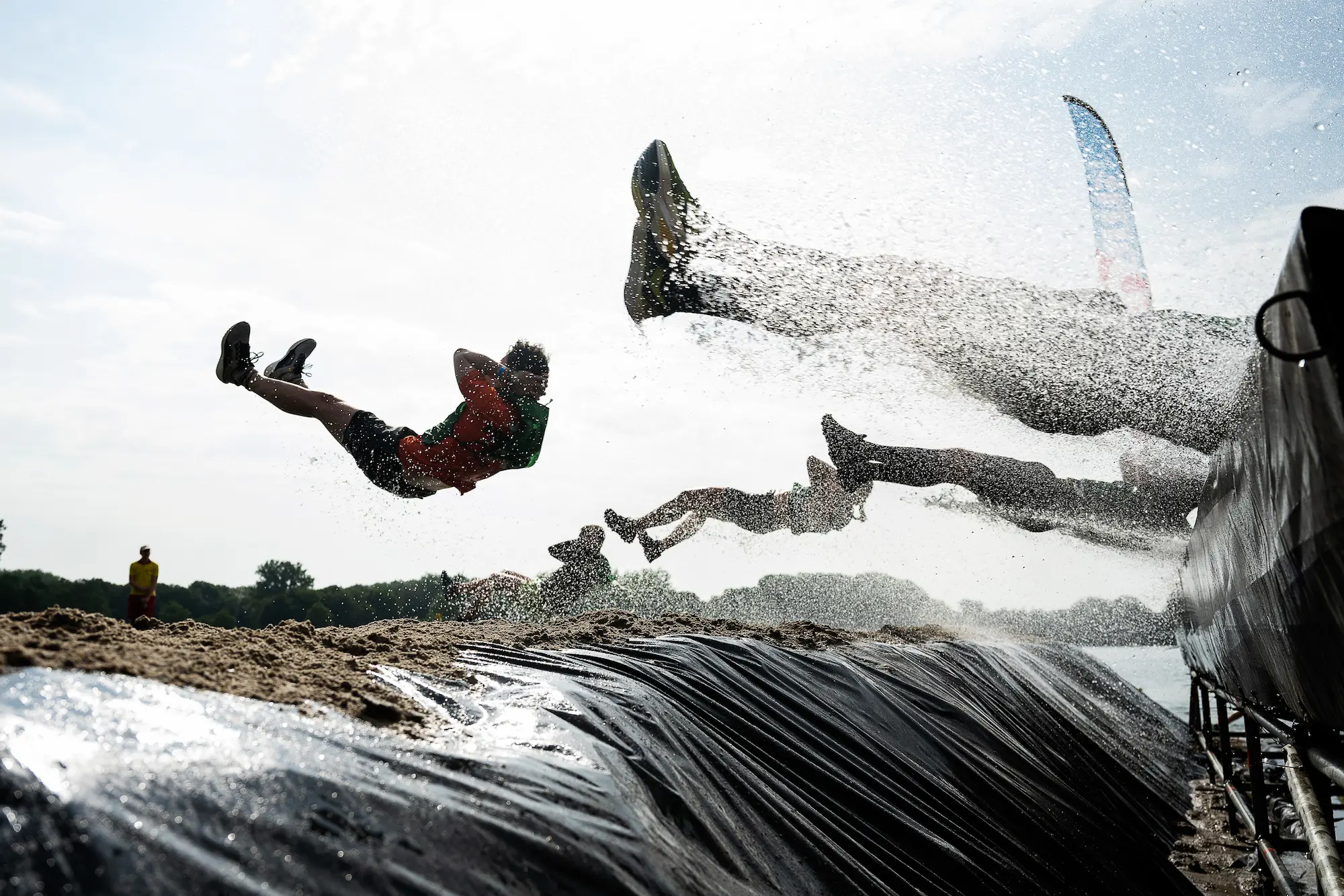 mensen die van de fjord drop viking run vliegen